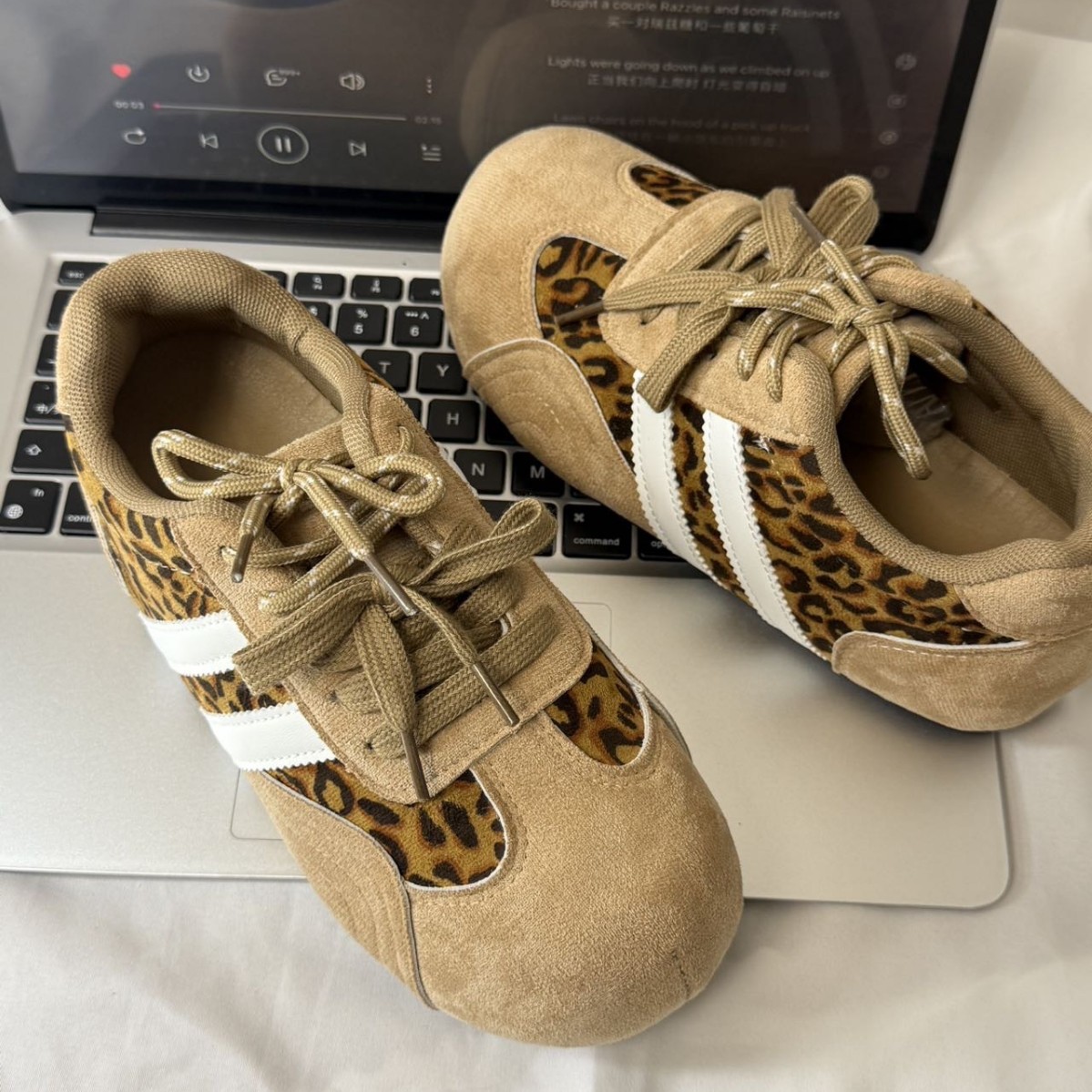 2026 verano nuevo estilo de zapatos de entrenamiento de estilo británico estilo coreano de moda aumentó la altura de los zapatos deportivos de mujer de cordones casuales