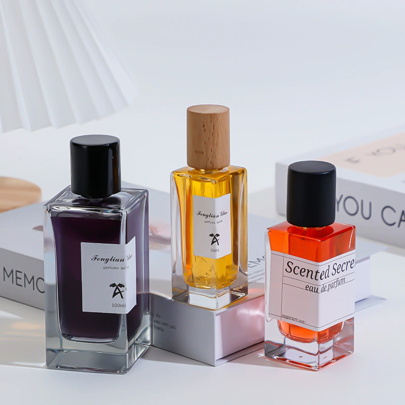 В наличии стеклянные флаконы для духов объемом 25 мл, 30 мл, 50 мл, 100 мл с винтовой крышкой и квадратным распылителем.