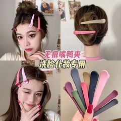 無傷のカモの口は女性の大きいサイズの頭を挟みます。