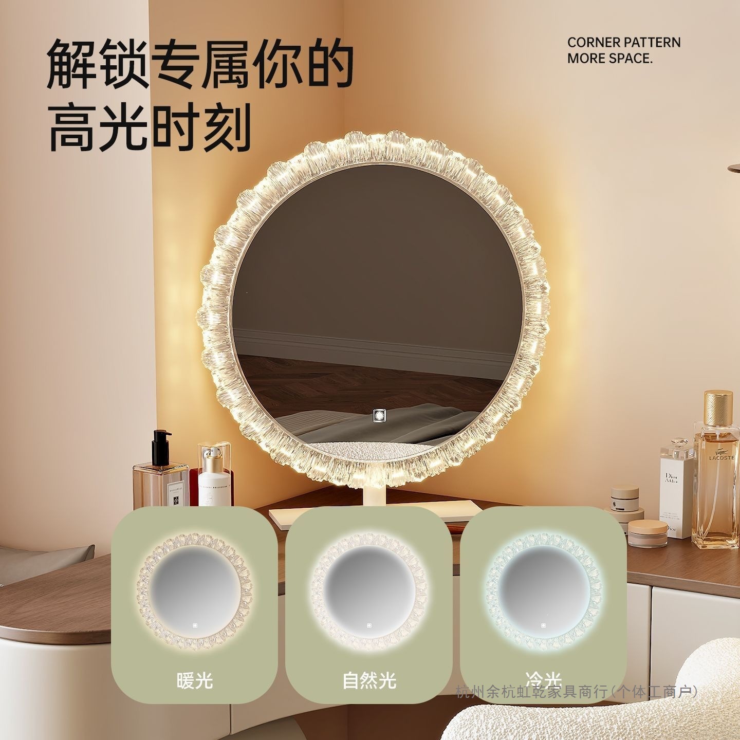 Mini estilo italiano arco armario de tocador en una pequeña esquina de dormitorio triangular mini mesa de maquillaje de lujo
