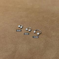 フルダイヤモンドの超光沢のあるチタン鋼の耳骨ネイル、細い針の両頭ネジ、寝るときに外さなくても大丈夫な耳骨リング、高級イヤリング