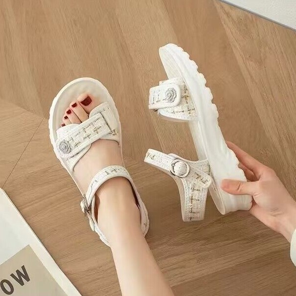 2026 nuevo estilo de verano en línea ins moda versátil zapatos de playa deportivos muffin bottom una hebilla de sandalias de hadas
