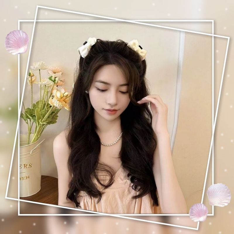 蝶結びの小さいお姫様の頭を挟んで横に前髪を挟みます。|undefined