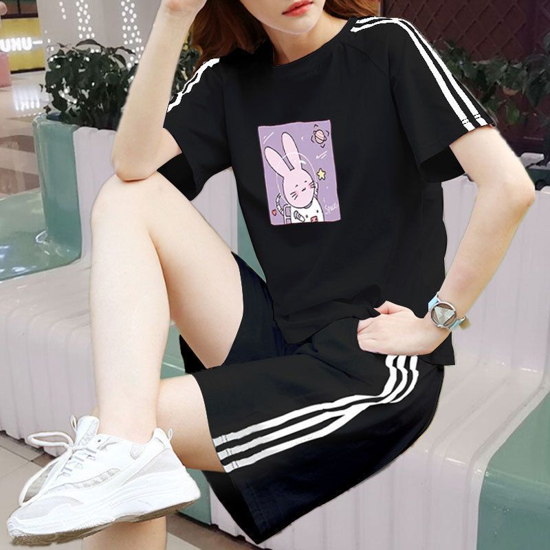 검은 양복 별이 빛나는 하늘 토끼