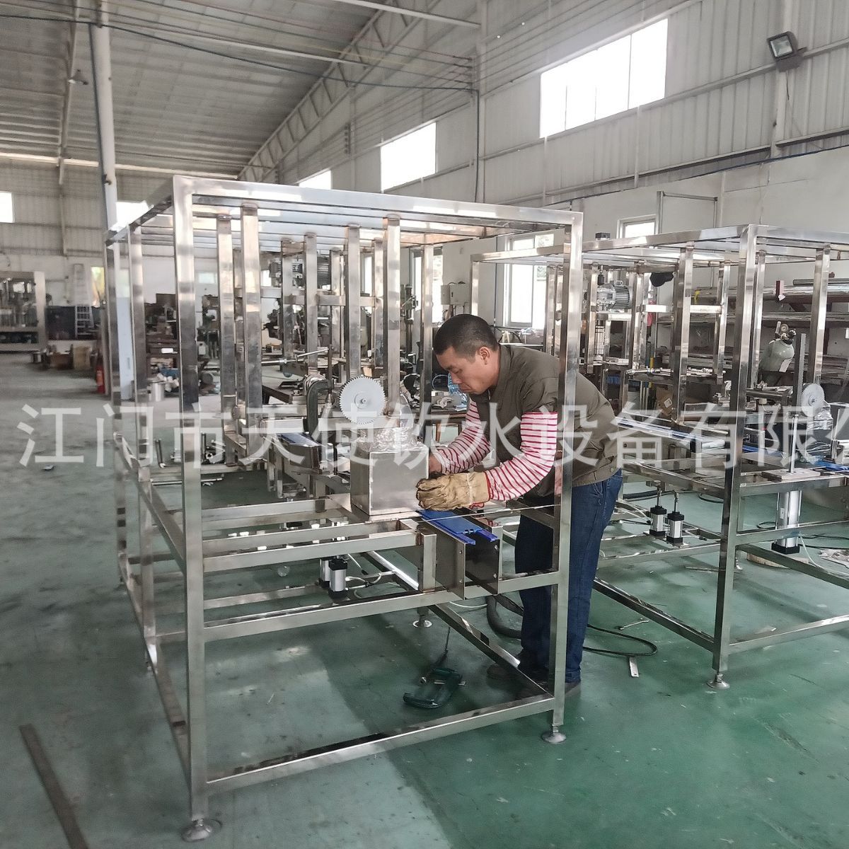 厂家供应全自动灌装机3L4L5L10L桶装水灌装设备纯净水灌装生产线