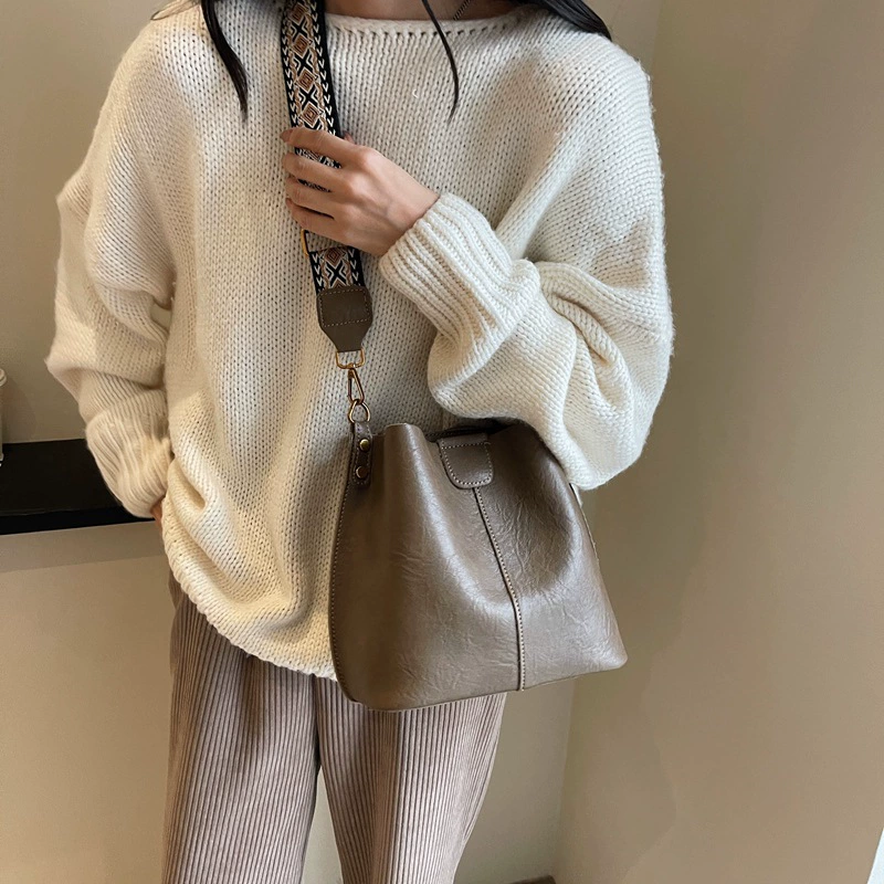 Demi-season straps, fashionable one-shoulder bag, 2023 collection, high-end