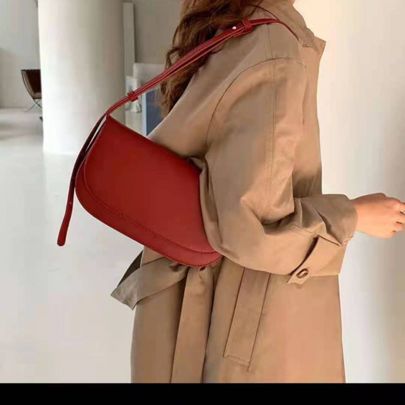 红色斜挎包女包包当季流行正红色斜挎女包新款简约休闲复古小方包