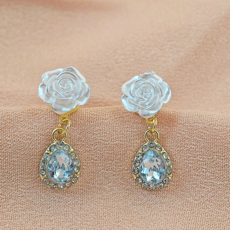 2025 nuevos pendientes de flores pequeños, frescos y simples, moda de lujo ligera, pendientes de celebridades de Internet de todo fósforo, pendientes al por mayor