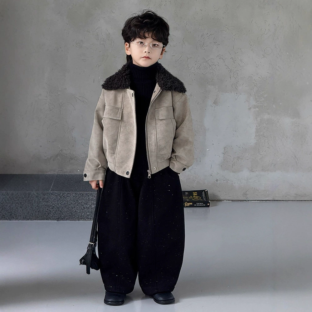 Детская куртка для мальчиков с меховым воротником, новая модель осень-зима 2025, детская кожаная куртка на флисовой подкладке, стильная и модная, оптом.