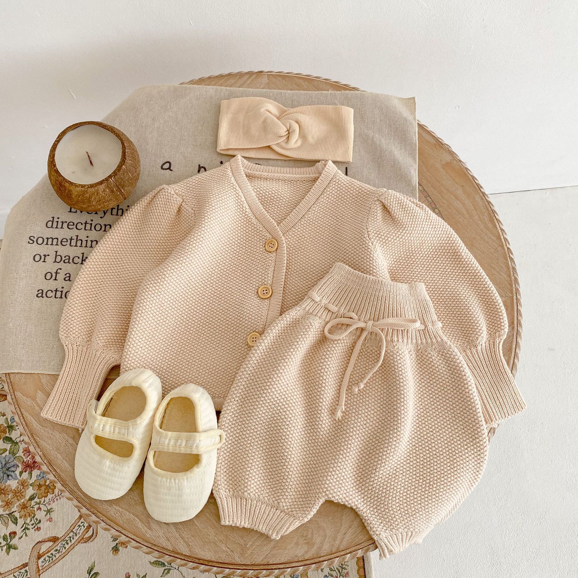 2024 Tavaszi Baba Férfi és Női Kötött V-nyakú Buborékos Ujjú Kabát Lámpás Rövidnadrág Két Részes Szett_voghion.com