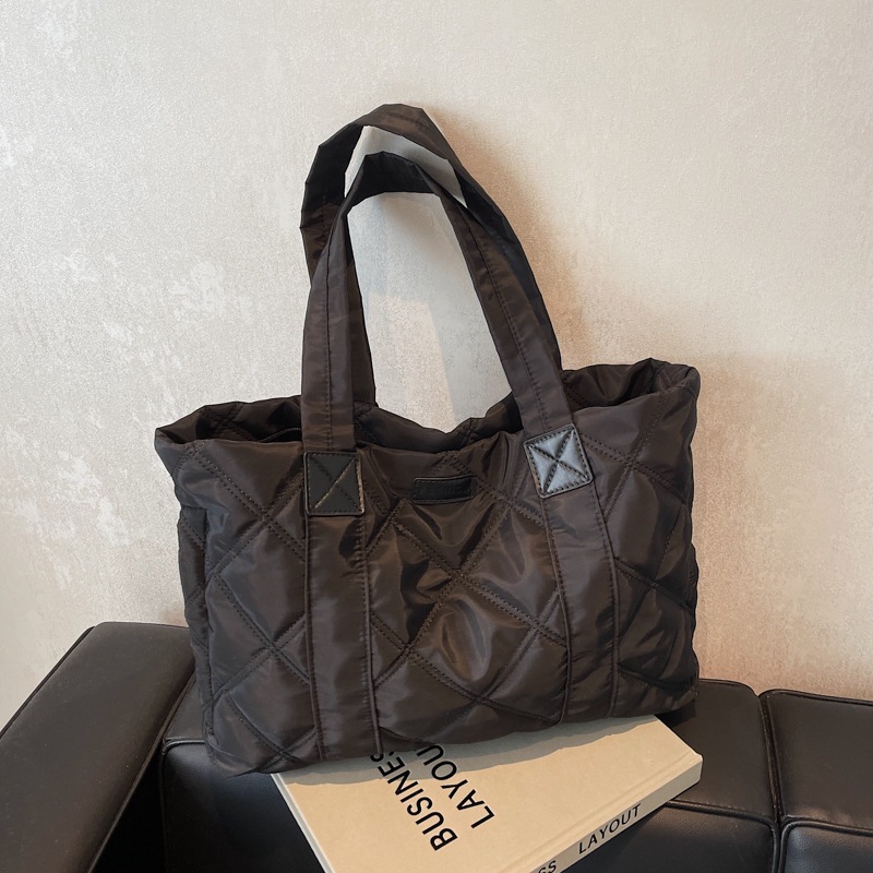 Bolsa universal Lingerie Tote 2024, otoño y invierno, nuevo estilo, bolsas de mano, bolsas de compras de moda de gran capacidad para mujeres.