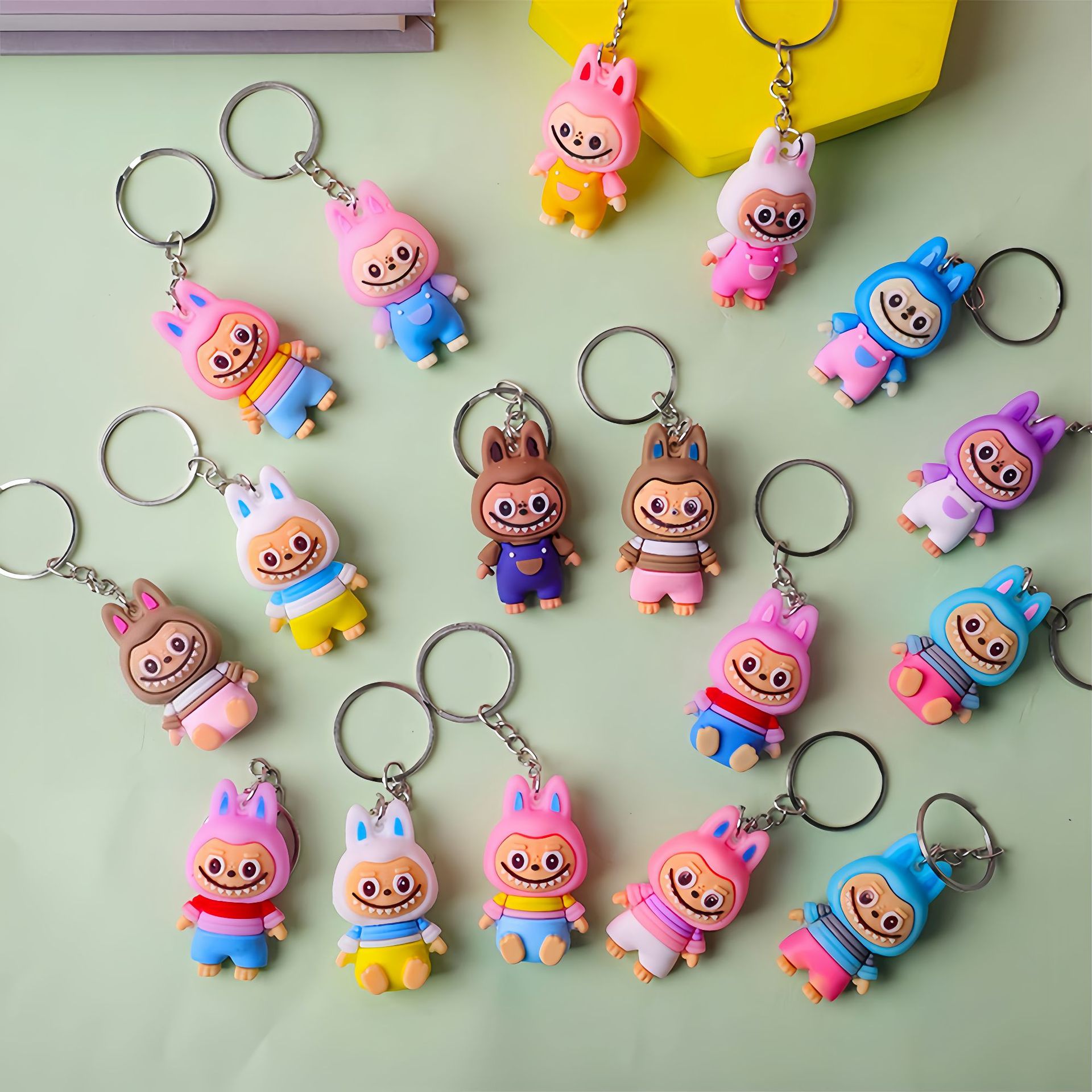 Caricatura labubu llavero creativo PVC colgante de goma suave serie de moda para empujar regalos adornos fábrica al por mayor