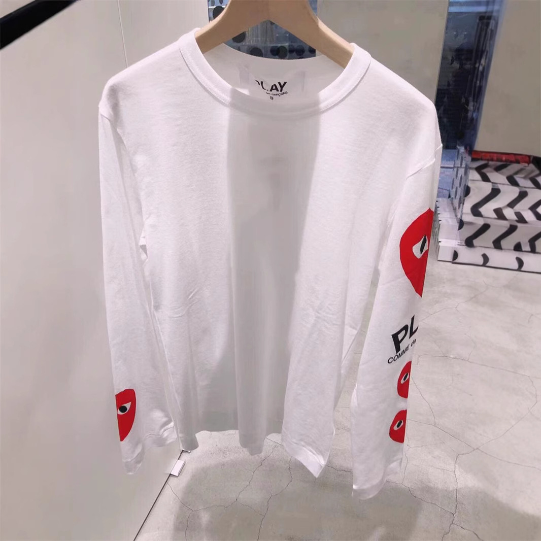 川久play2023年春の赤い愛のアルファベットのロゴのプリントの長袖のtシャツの男女は同じです。