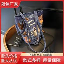 卡通插画水桶包小众设计帆布包百搭大容量通勤包单肩包涂鸦腋下包