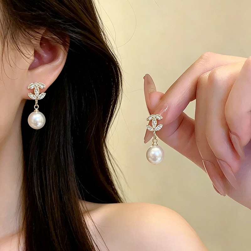 Double C earrings for women, elegant and sophisticated, with a Chanel-inspired design, simple and versatile, trendy earrings, niche and high-end