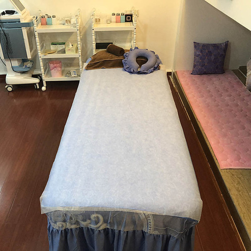 Beauty salon supplies oil massage bed waterproof and oil-proof SMS non-woven fabric pad with holes disposable sheets