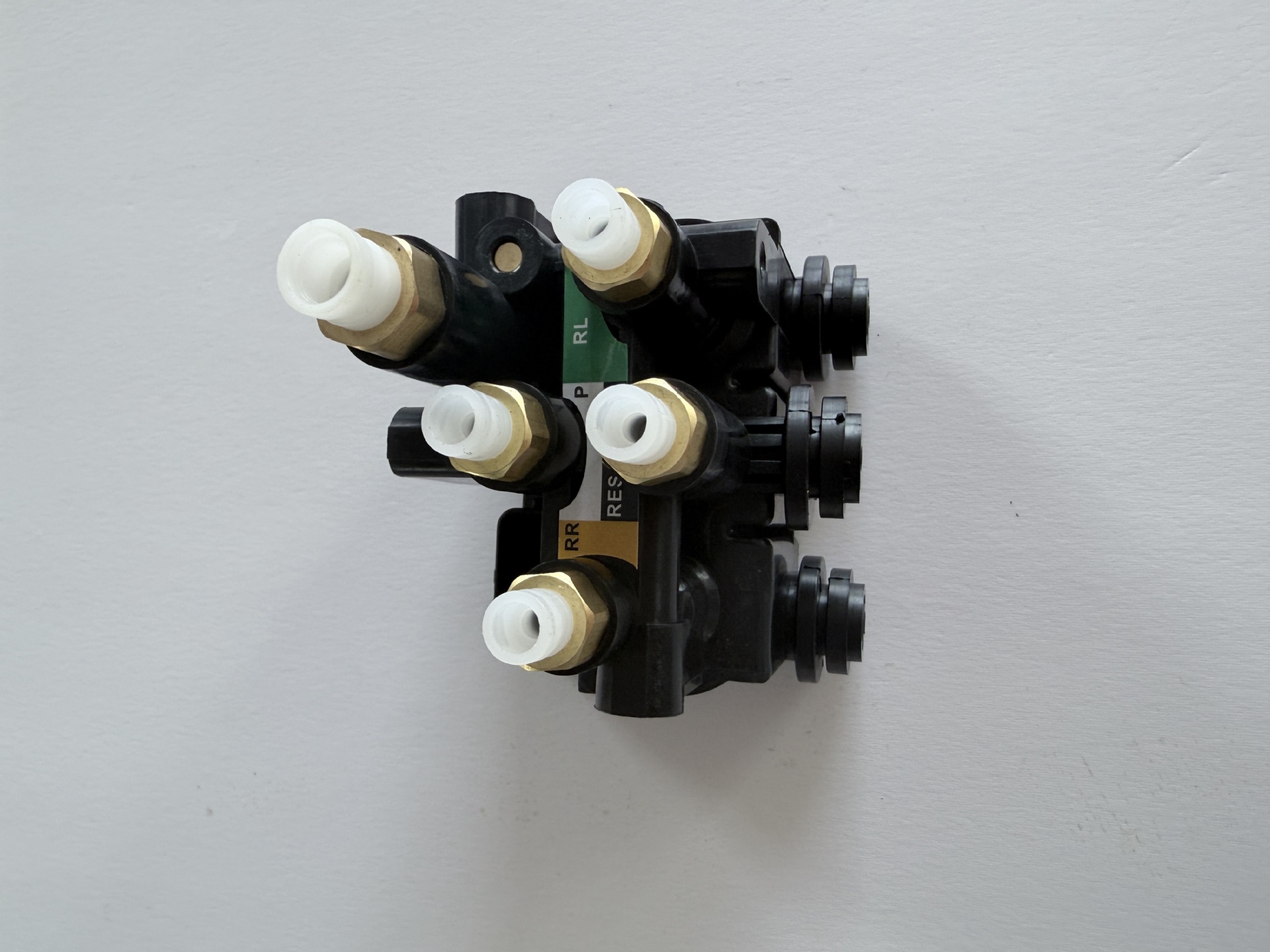 Air pump distribution valve LR070246 is suitable for Land Rover L405L494 rear LR113342 shock absorber valve manufacturer