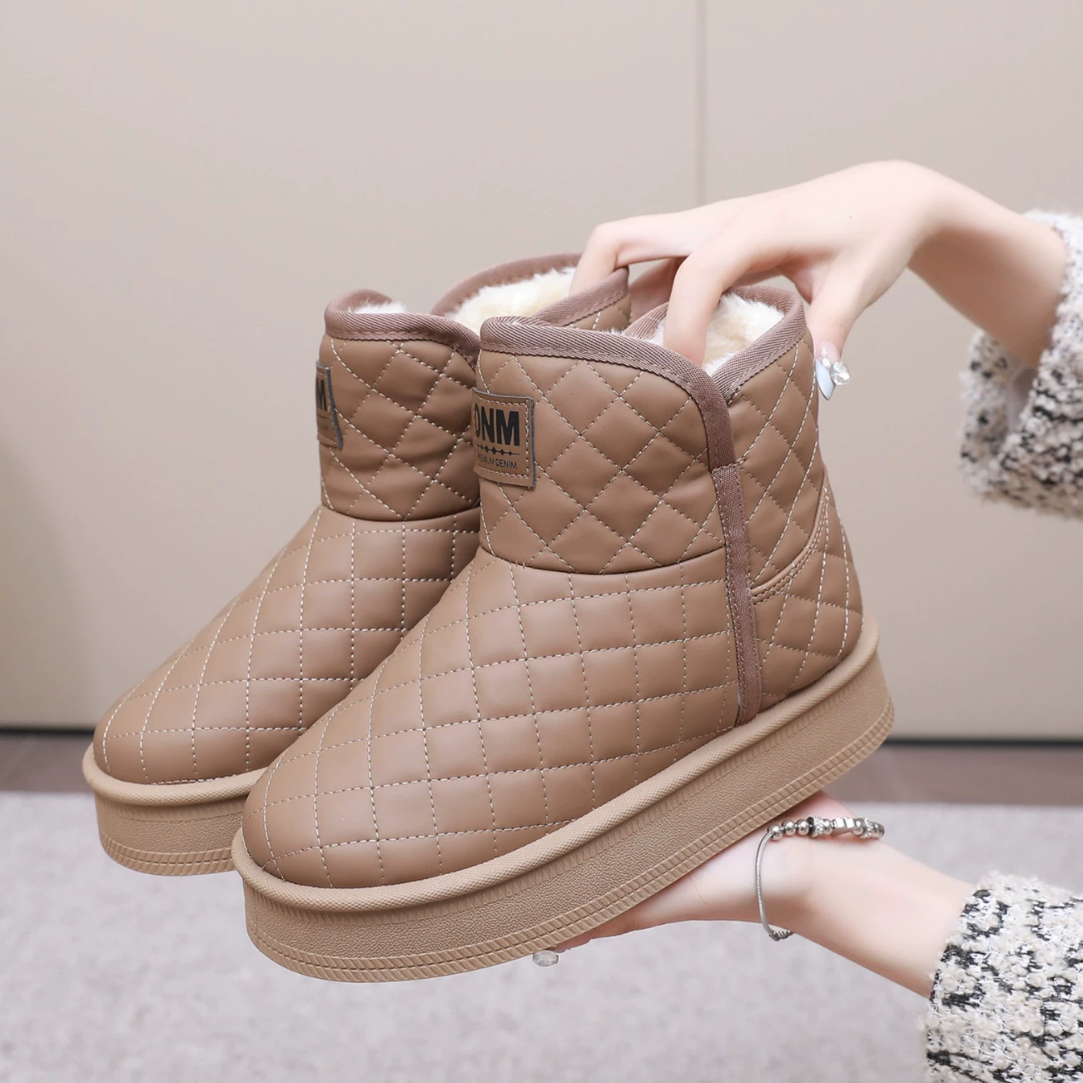 2024 зимние новые снегоступы женские бархатные утолщенные теплые короткие сапоги водонепроницаемая кожа толстая подошва модная женская хлопчатобумажная обувь