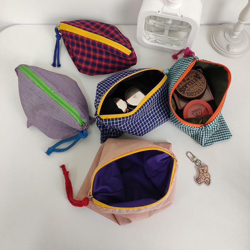 Classic handheld cosmetic bag to go out