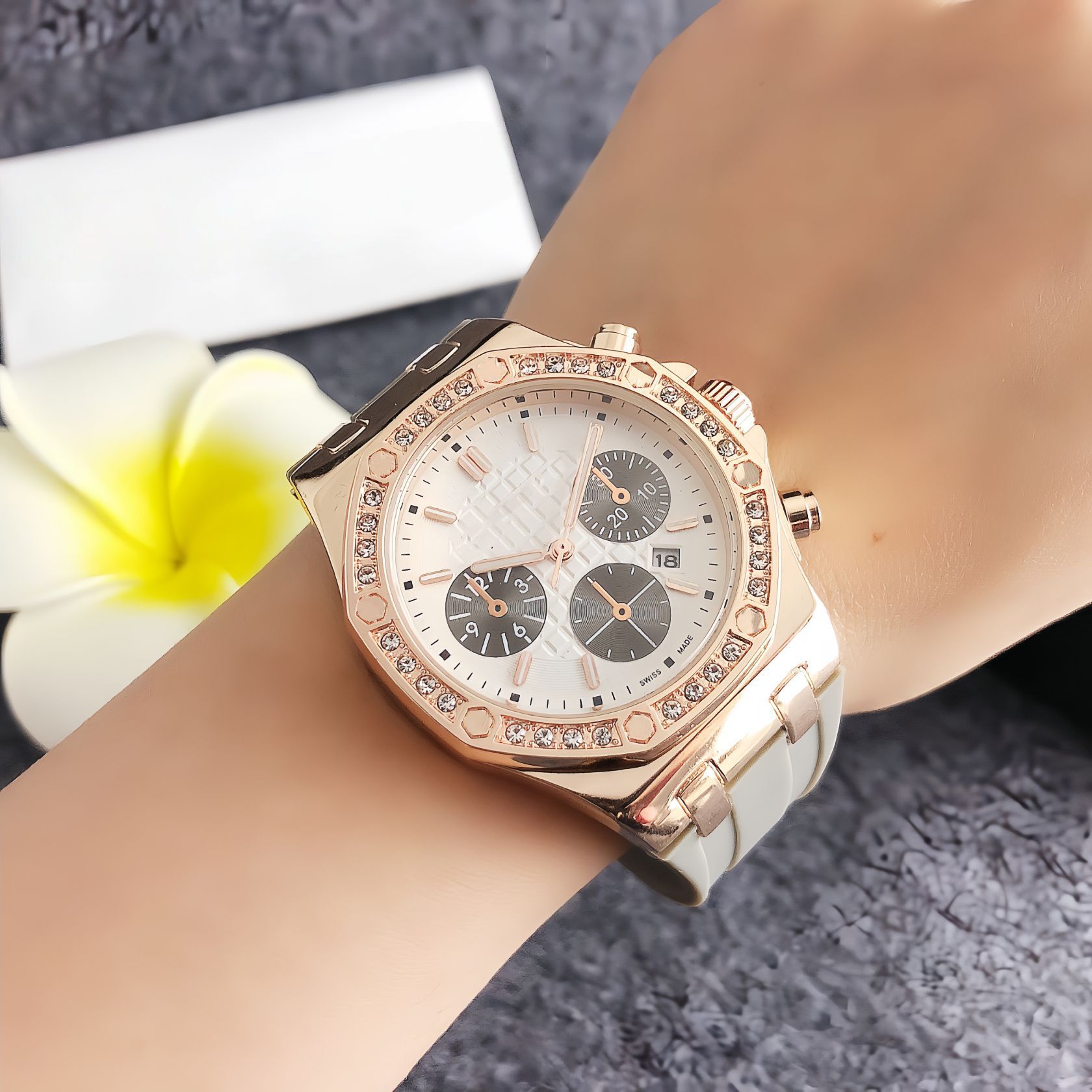 Fashionable Women's Watch, Stylish and Exquisite Men's Watch with Three Eyes and Six Hands, Featuring a Calendar, Popular Outdoor Sports Watch