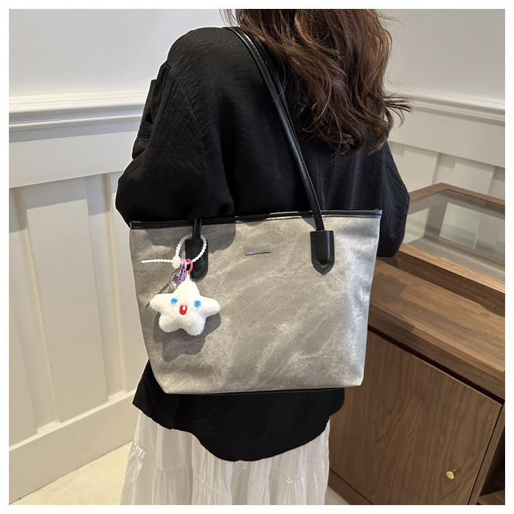 Wholesale of new large-capacity, simple and fashionable casual commuter single-shoulder bags and women's underarm bags for the summer of 2024 in foreign trade undefined