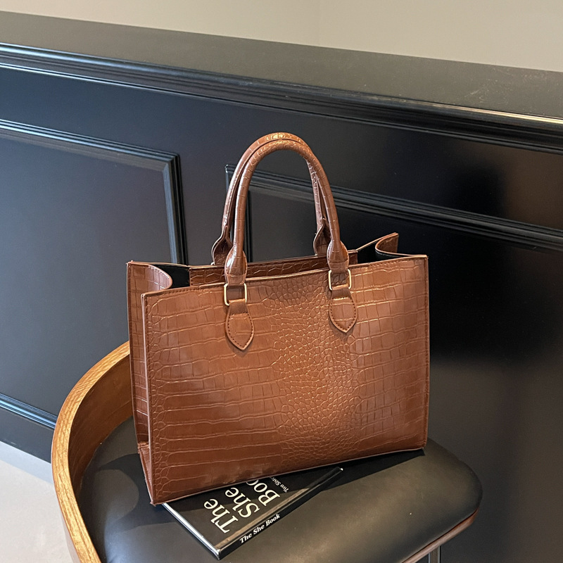 2025 primavera y verano nueva bolsa de gran capacidad temperamento simple bolso de hombro portátil mochila casual sensación de alta calidad mujer