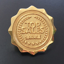 磨砂字母logo沙底胸章 镀金蝴蝶扣徽章制作厂家 集团司徽襟章定制