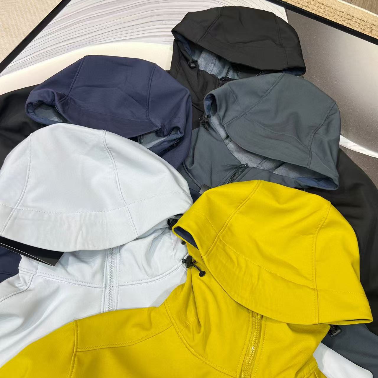 Veste softshell à capuche brodée kaila pour couple extérieur_voghion.com