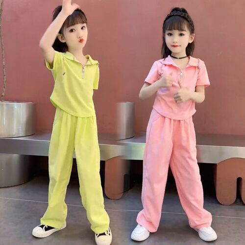 Summer set of two-piece girls' sportswear for middle children: stylish and fashionable short-sleeve pants with hooded jacket