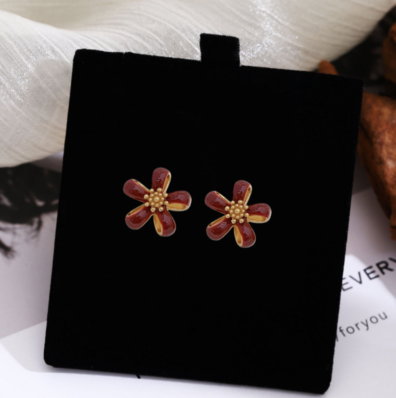 Otoño y invierno nuevos pernos de cinco pétalos de flores dulce aretes elegantes de alta calidad temperamento de moda auriculares al por mayor