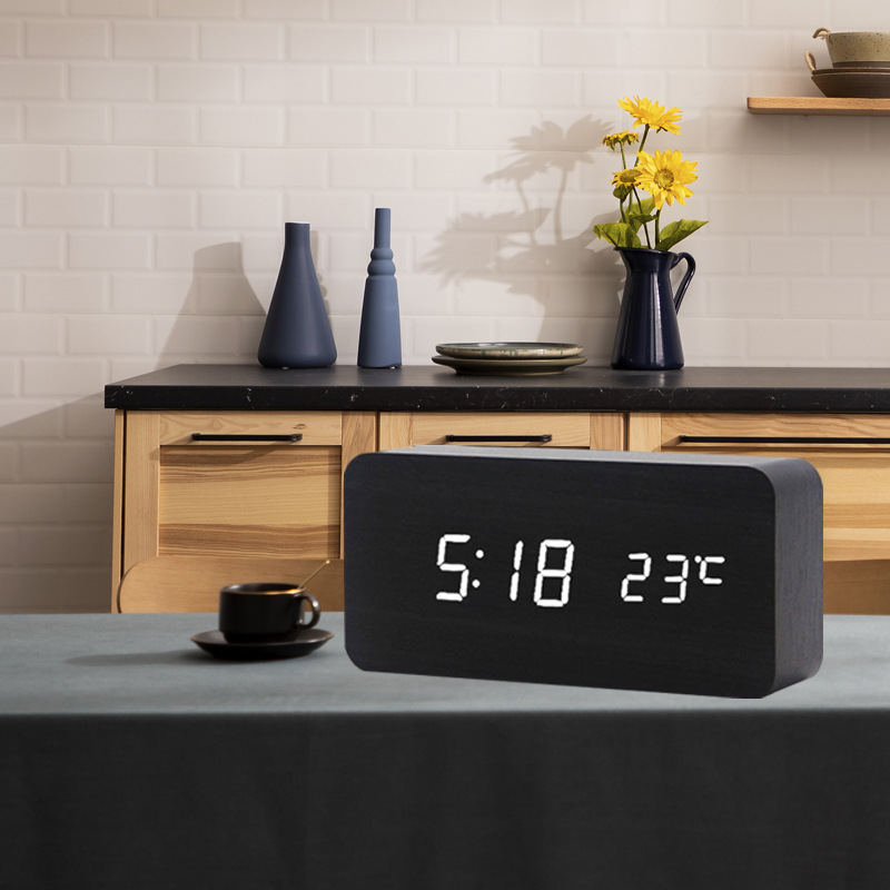 Creativo multi-funcional controlado por voz reloj de alarma de madera hogar simple reloj de madera multifuncional regalo del estudiante reloj electrónico