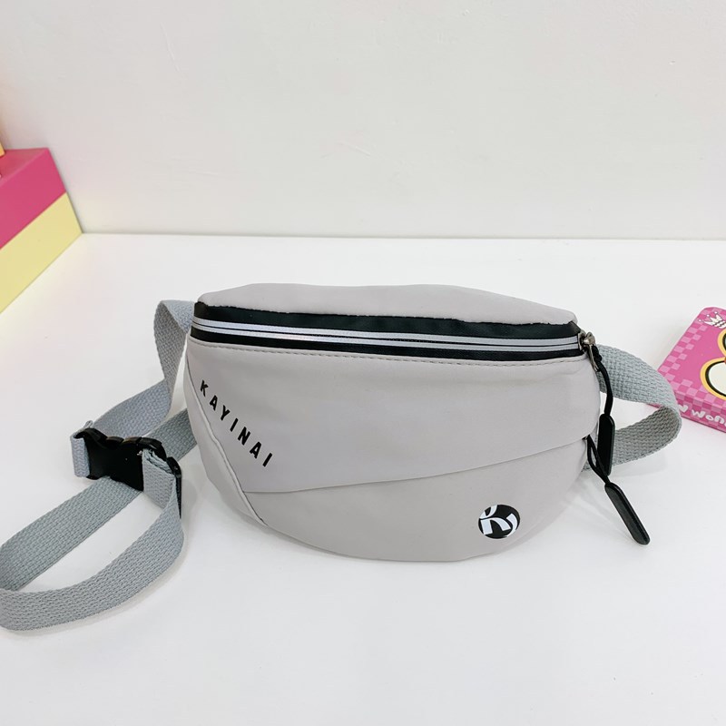 Versión coreana del bolso del pecho del niño guapo, letras de estilo occidental, bolsillos para niños y niñas, 2025 nuevo bolso de mensajero para niños de comercio exterior, marea