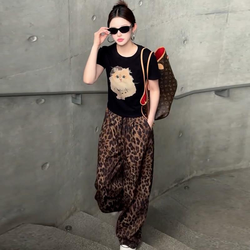 2026-yil yozgi moda ayollar kostyumlari to'plami, yangi uslub: Chic Kitten naqshli kalta yengli futbolka va leopard naqshli keng oyoqli shimlar ikki qismli to'plam
