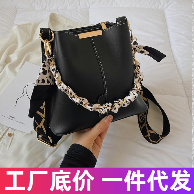Design texture large capacity bucket bag women's 2025 spring new fashion messenger bag niche commuter shoulder bag Design texture large capacity bucket bag women's 2025 spring new fashion messenger bag niche commuter shoulder bag