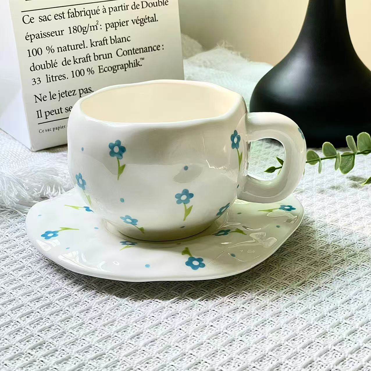 Estilo coreano inswind mano flor cerámica taza de café y plato conjunto taza de té de la tarde pequeñas flores pintadas a mano taza un plato