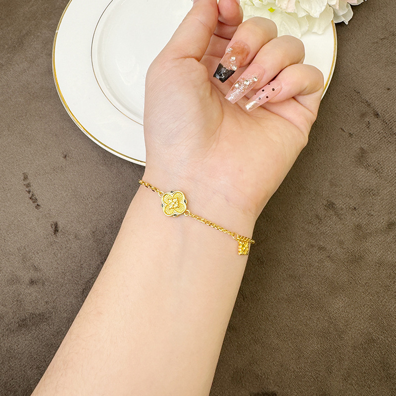 Nuevos productos de moda de lujo ligero de oro vietnamita, pulsera de flores de cuatro hojas simple, mujer universal, joyas de alta calidad que no se desvanecen.