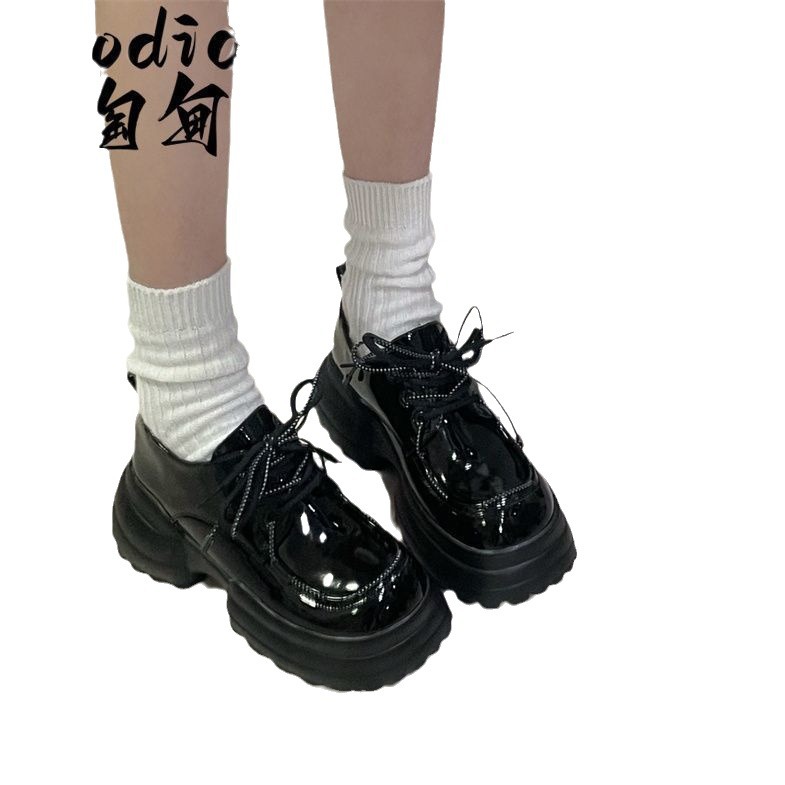 Zapatos de suela gruesa para chicas de primavera y otoño 2024 nuevos zapatos de cuero de nicho de suela gruesa para mujeres de primavera y otoño