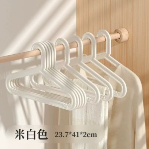 심플한 성인용 옷걸이 화이트