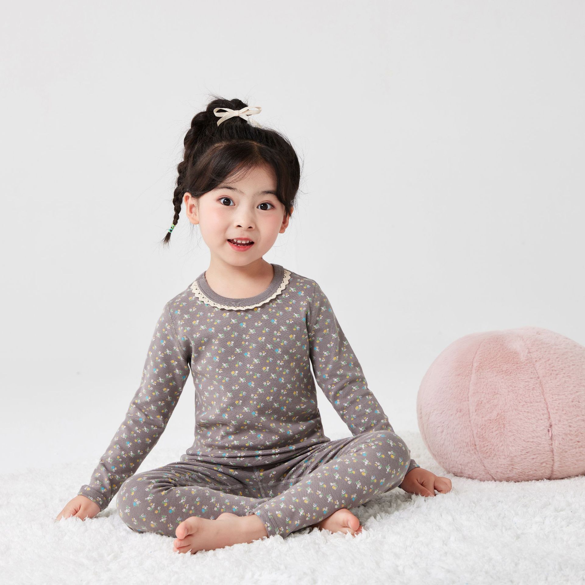 그레이 커피 작은 꽃