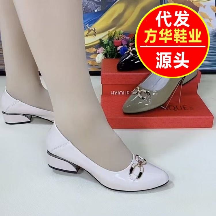 2026 primavera y verano de zapatos de mujer nuevos zapatos de piel brillante de tacones gruesos suaves zapatos de cuero pequeños cómodos de moda zapatos de madre puntiagudos