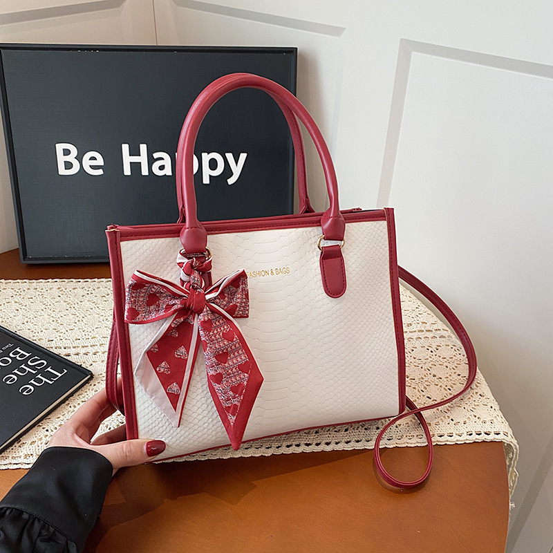 Bolsa de mano de pañuelo de seda de color rojo 2025, nueva moda de viaje simple bolso de hombro color de textura extranjera bolso de mochila