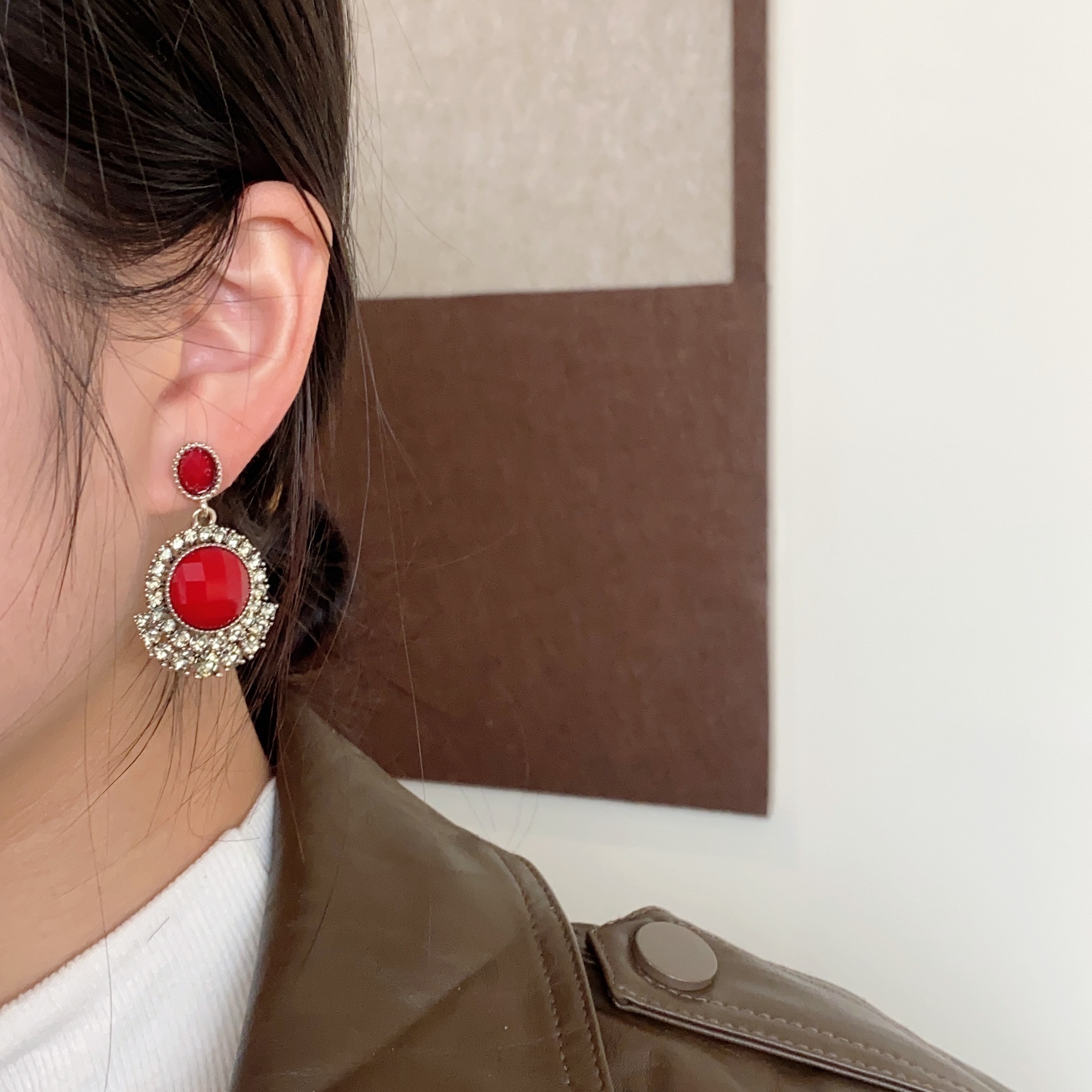 Diseño simple personalidad retro barroco rojo pendientes de las mujeres corte estilo elegante pendientes largos pendientes