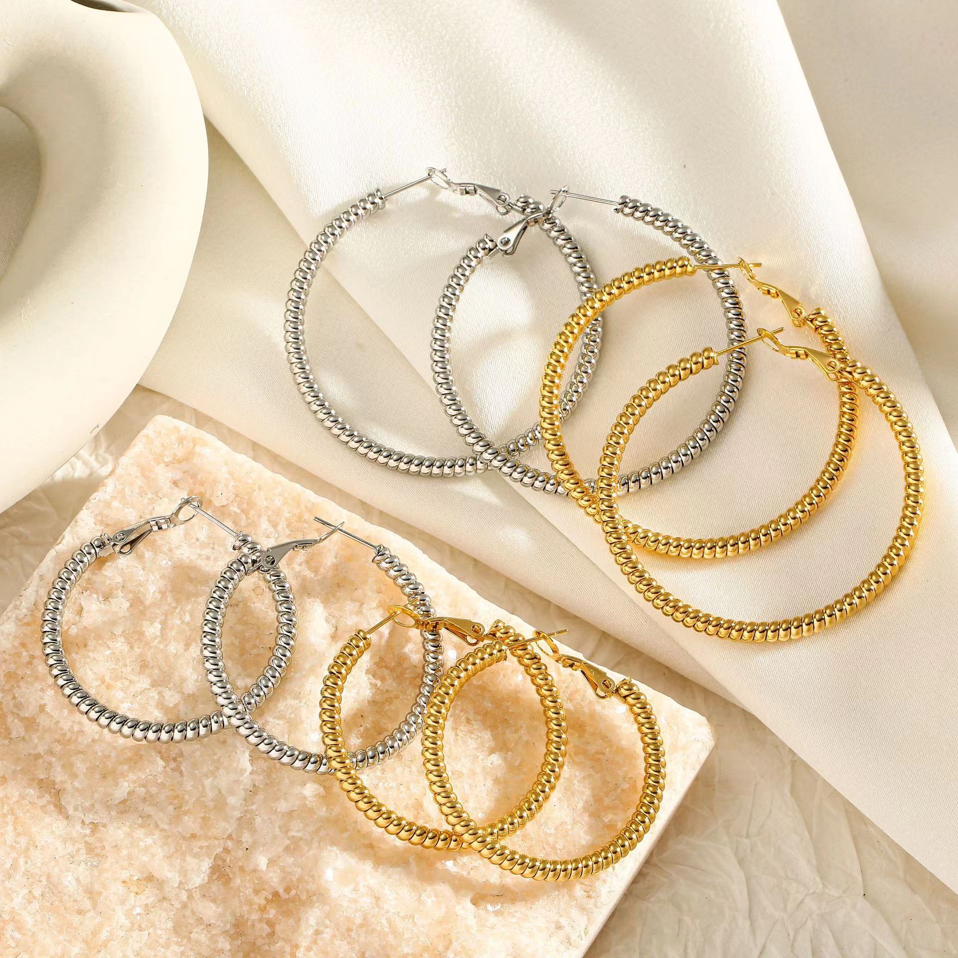 1 Pair Lady Solid Color Plating Titanium Steel Hoop Earrings display picture 1