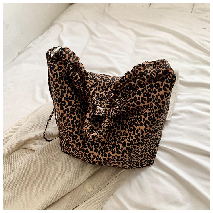 Leopard print women's tote large capacity crossbody bag, 2024 new casual canvas college student fashion class bag_voghion.com
