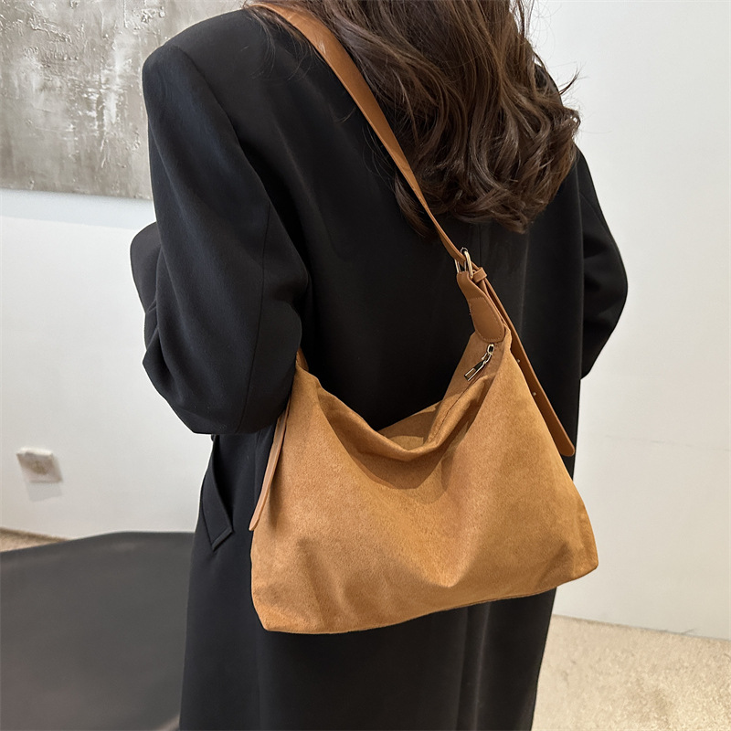 Bolsa de alta calidad para mujeres de gran capacidad 2024 nuevo otoño invierno retro nicho hombro único brazo bolso de viaje