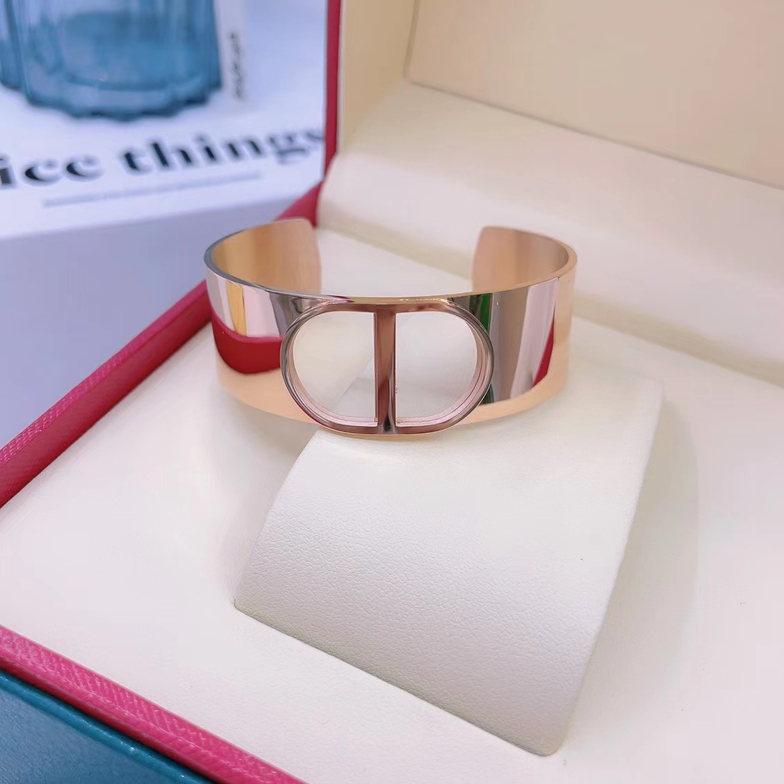 Fábrica en stock al por mayor de Europa y América transfronteriza de acero inoxidable en forma de C pulsera abierta ajustable chapado en oro 18K personalidad no se desvanece