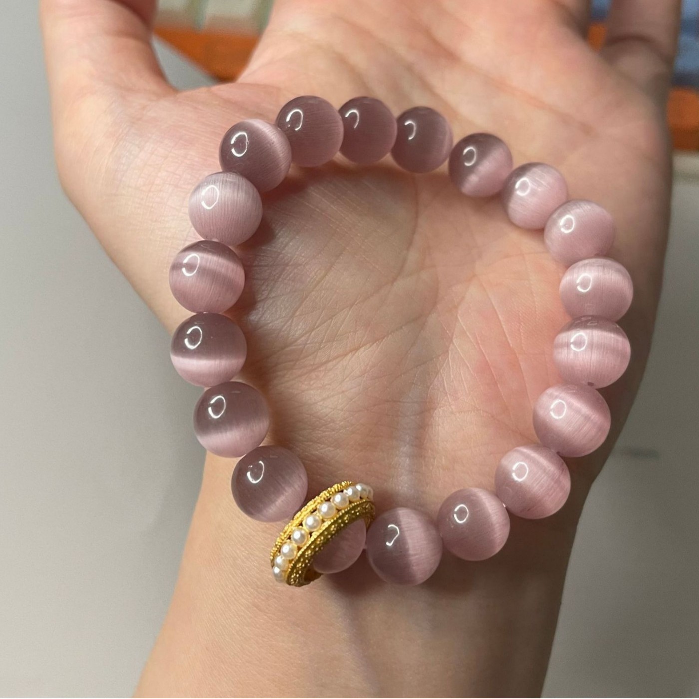 Armband mit runden Perlen in Rosa Katzenaugen-Optik, schlicht und elegant, einreihig, Schmuck für Damen und Studentinnen_voghion.com