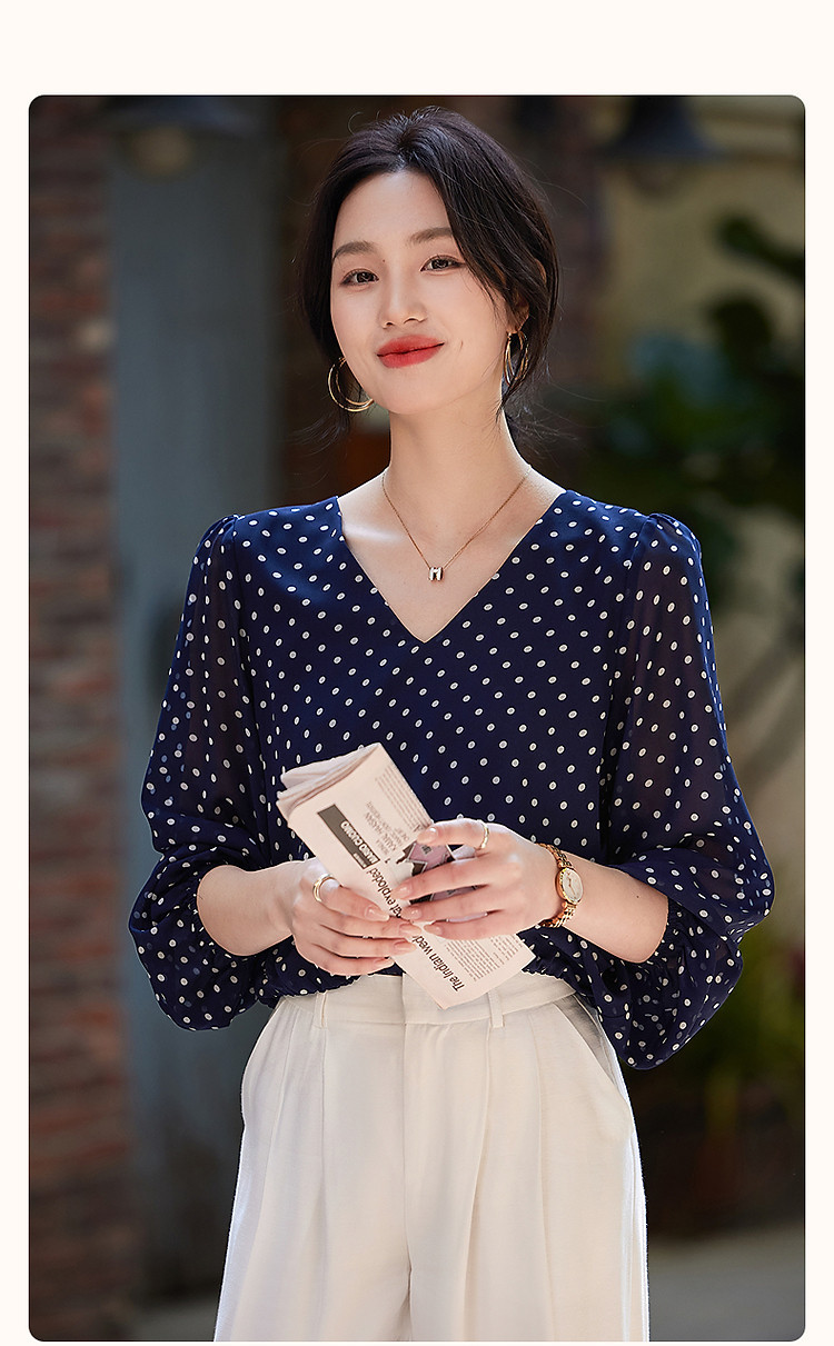 Áo sơ mi nữ cổ V họa tiết chấm bi chất liệu voan mỏng nhẹ dáng ngắn — Xanh navy chi tiết 2