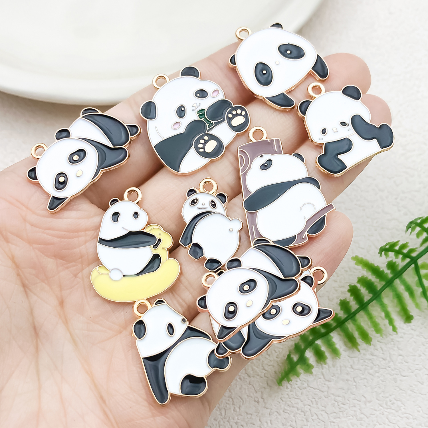DIY dibujos animados panda bambú goteando aceite de aleación pendientes llavero animal colgante accesorios de joyería decoración de estilo chino