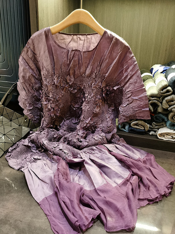 高級感のある刺繍とエンボス加工のプリーツワンピース、半袖、ゆったりとした大きいサイズ、ミディアム丈の女性用サマードレス、新作|undefined